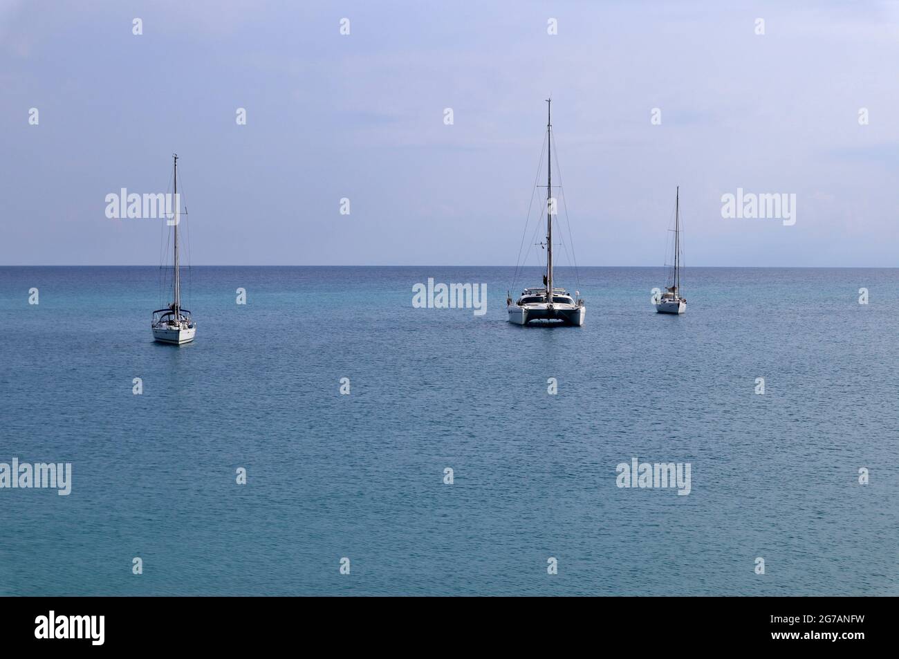 Tropea - Barche dalla Spiaggia della Rotonda al mattino presto Banque D'Images