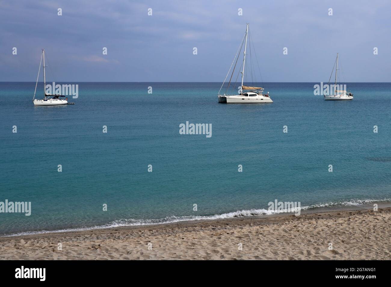 Tropea - Barche dalla Spiaggia della Rotonda Banque D'Images