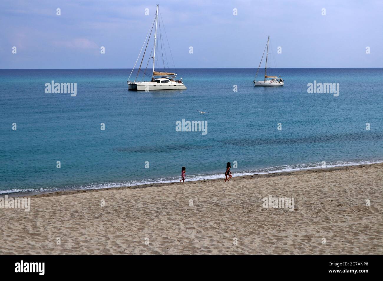Tropea - Piccoli turisti alla Spiaggia della Rotonda al mattino presto Banque D'Images