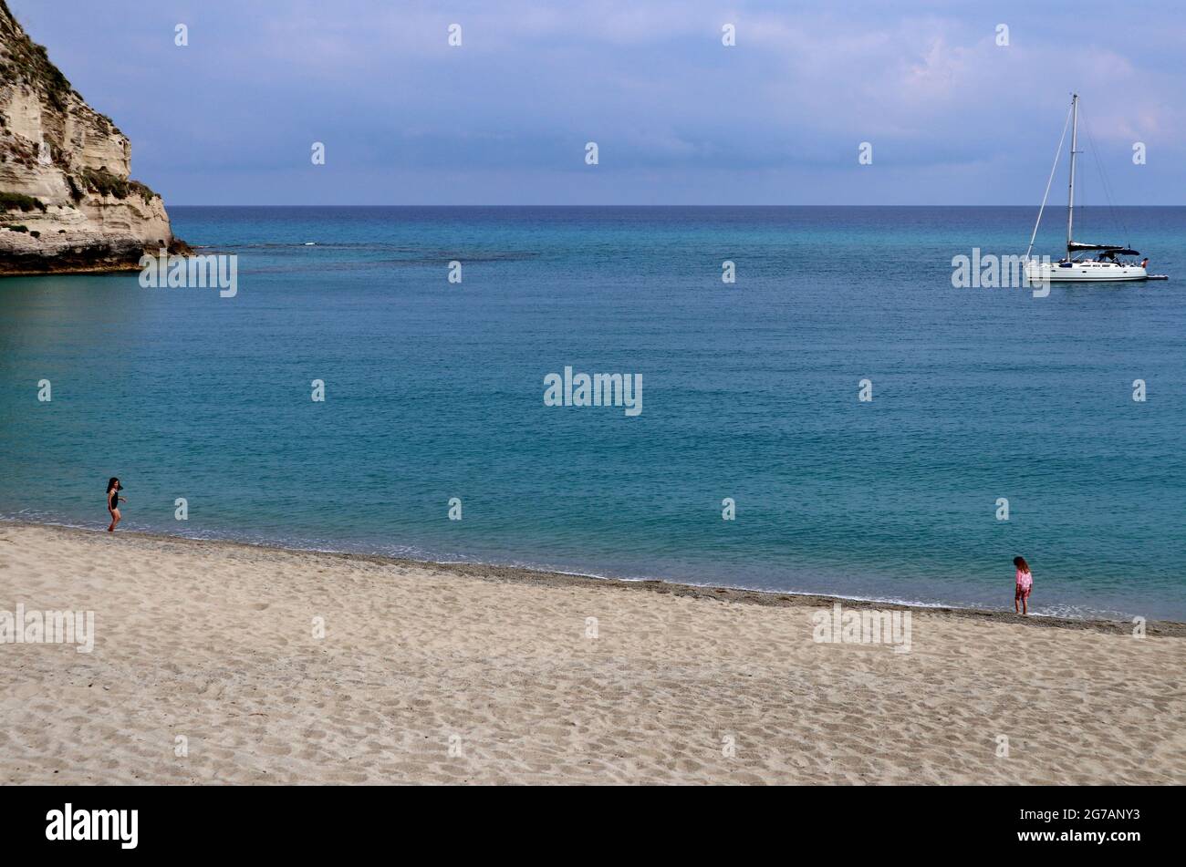 Tropea - Scorcio della Spiaggia della Rotonda la mattina presto Banque D'Images