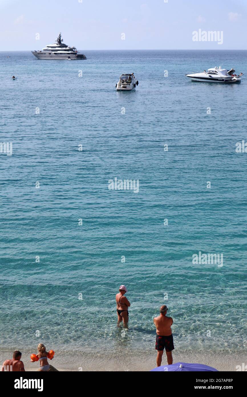 Tropea - Turisti a Spiaggia della Rotonda Banque D'Images