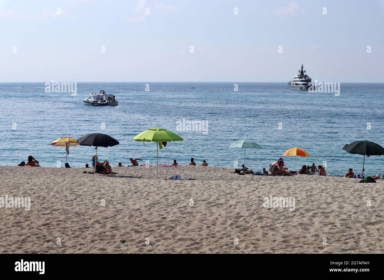 Tropea - Turisti sulla Spiaggia della Rotonda nel pomeriggio Banque D'Images