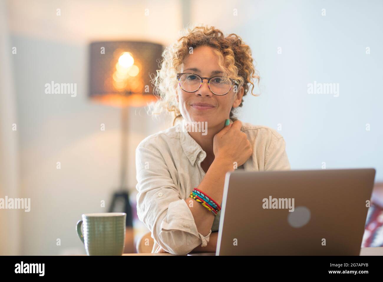 Une femme d'affaires moderne en ligne se moque à la maison et bénéficie  d'un mode de vie gratuit - des femmes en ligne travaillent intelligemment  avec des notes et un ordinateur portable