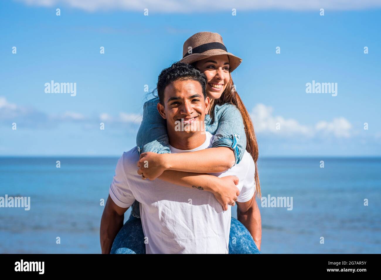 couple de caucasiens adultes heureux s'amuser sur la plage Banque D'Images