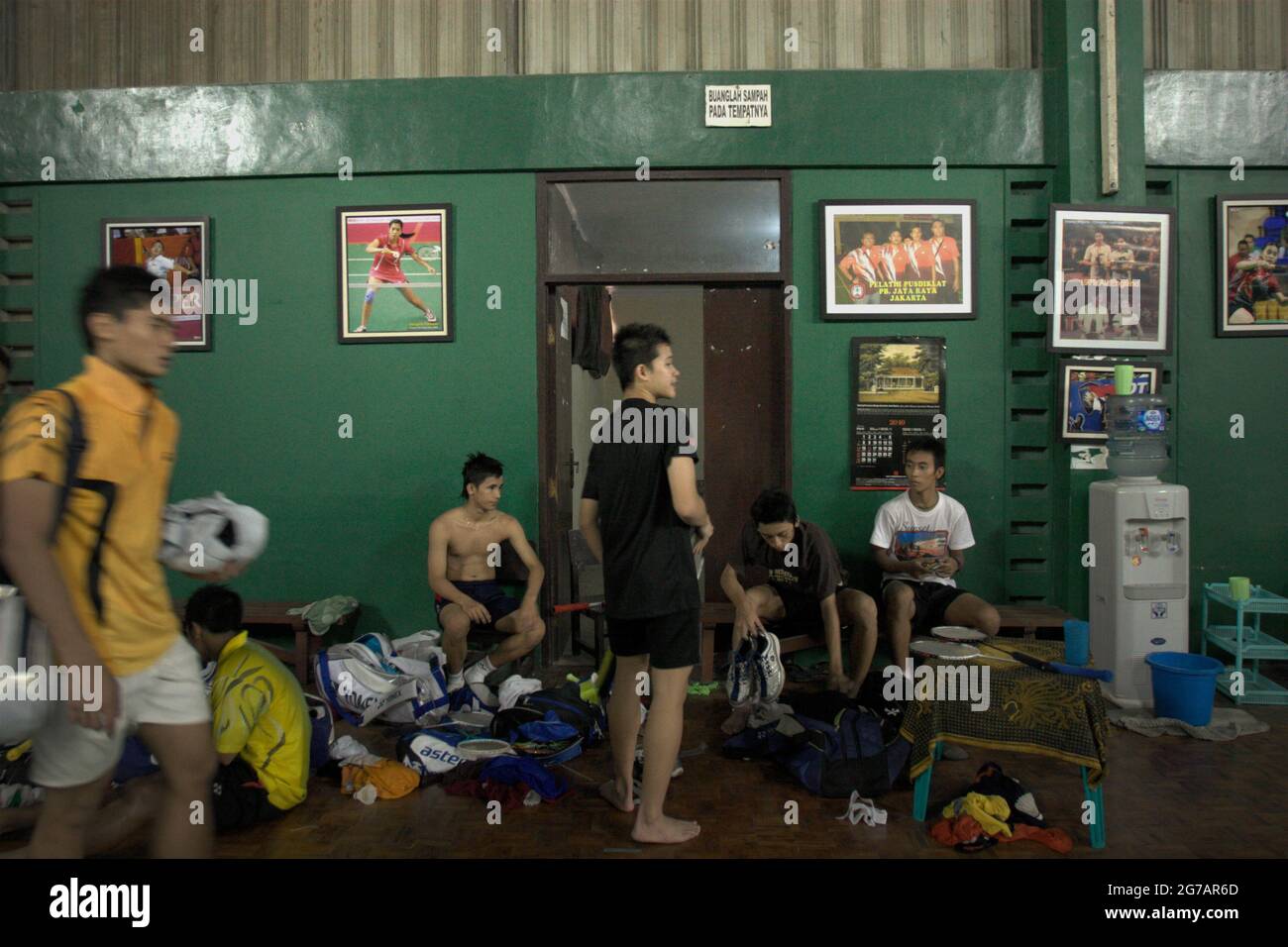 De jeunes athlètes de badminton se reposent après une séance d'entraînement au club de badminton Jaya Raya à Jakarta, en Indonésie. Banque D'Images