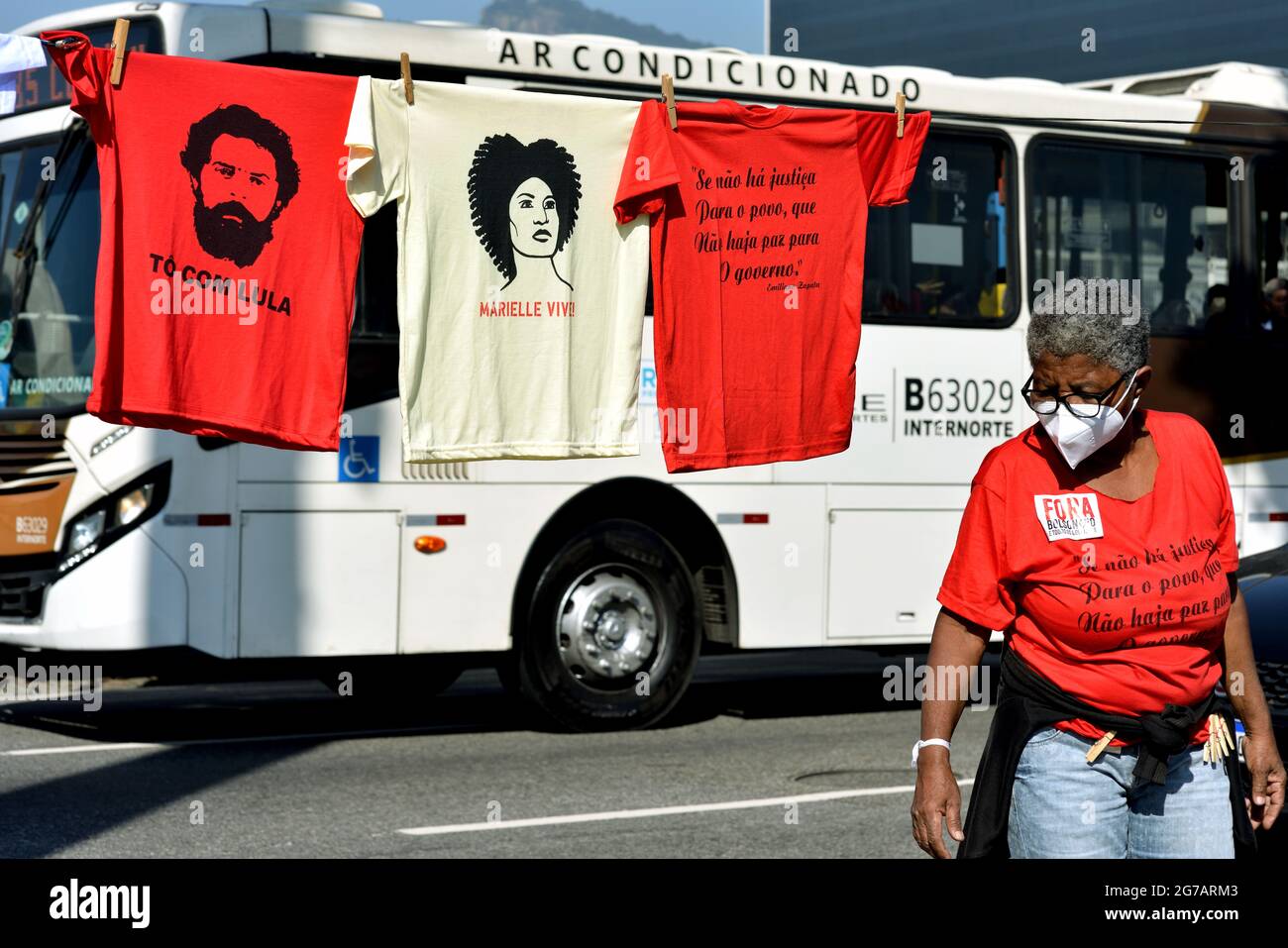 Brésil – 3 juillet 2021 : des vendeurs de rue vendent des t-shirts représentant des slogans anti-Bolsonaro lors d'une manifestation contre le président brésilien qui s'est tenue à Rio de Janeiro Banque D'Images
