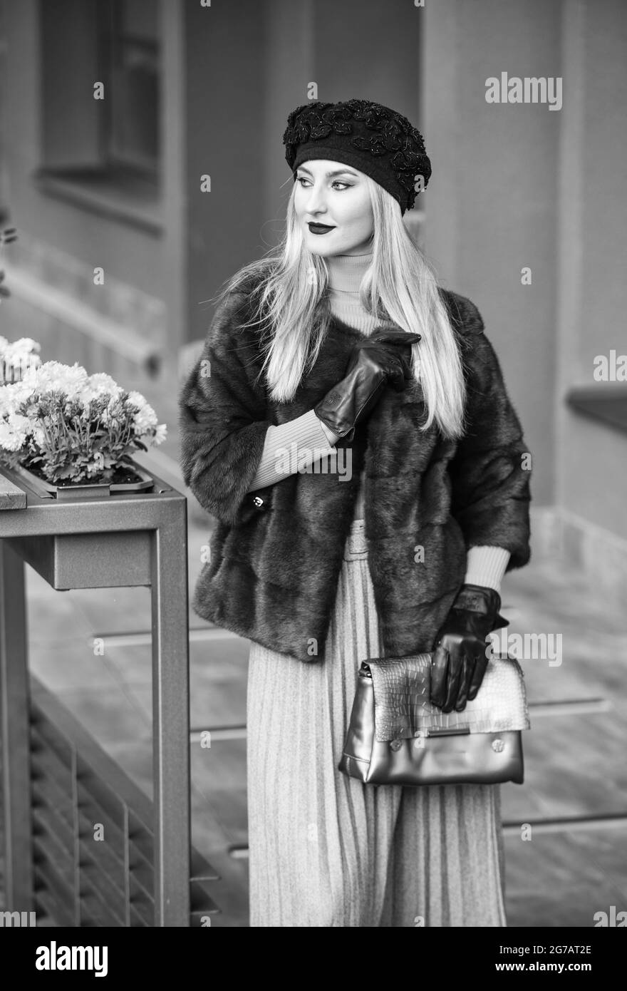 Belle tenue d'hiver. Chic et tendance. Assortir différents ensembles de  textures. Mode et beauté. Tenue d'automne. Femme élégante porte un manteau  de fourrure. Mode Photo Stock - Alamy