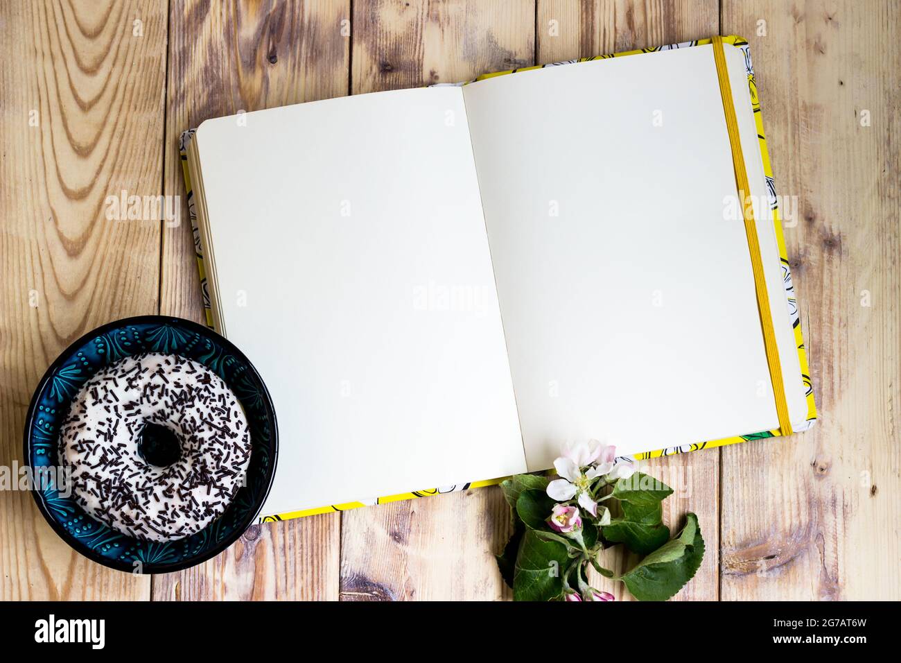 Ouvrez l'ordinateur portable sur une maquette en bois. Carnet de croquis vide, rédaction d'idées, planification, bureau à domicile, freelance, œuvres d'art. Photo de haute qualité Banque D'Images