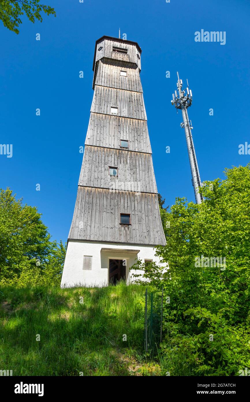 La tour Sternberg, construite en 1953, est une tour d'observation de l'Association des alb souabes. La tour a été construite sur une base solide comme une tour en bois. Il est situé sur le Sternberg de 844 m de haut et a une hauteur de 32 M. Plus de 130 marches mènent à la plate-forme d'observation, d'où il y a une vue panoramique sur le Kuppenalb central. Banque D'Images