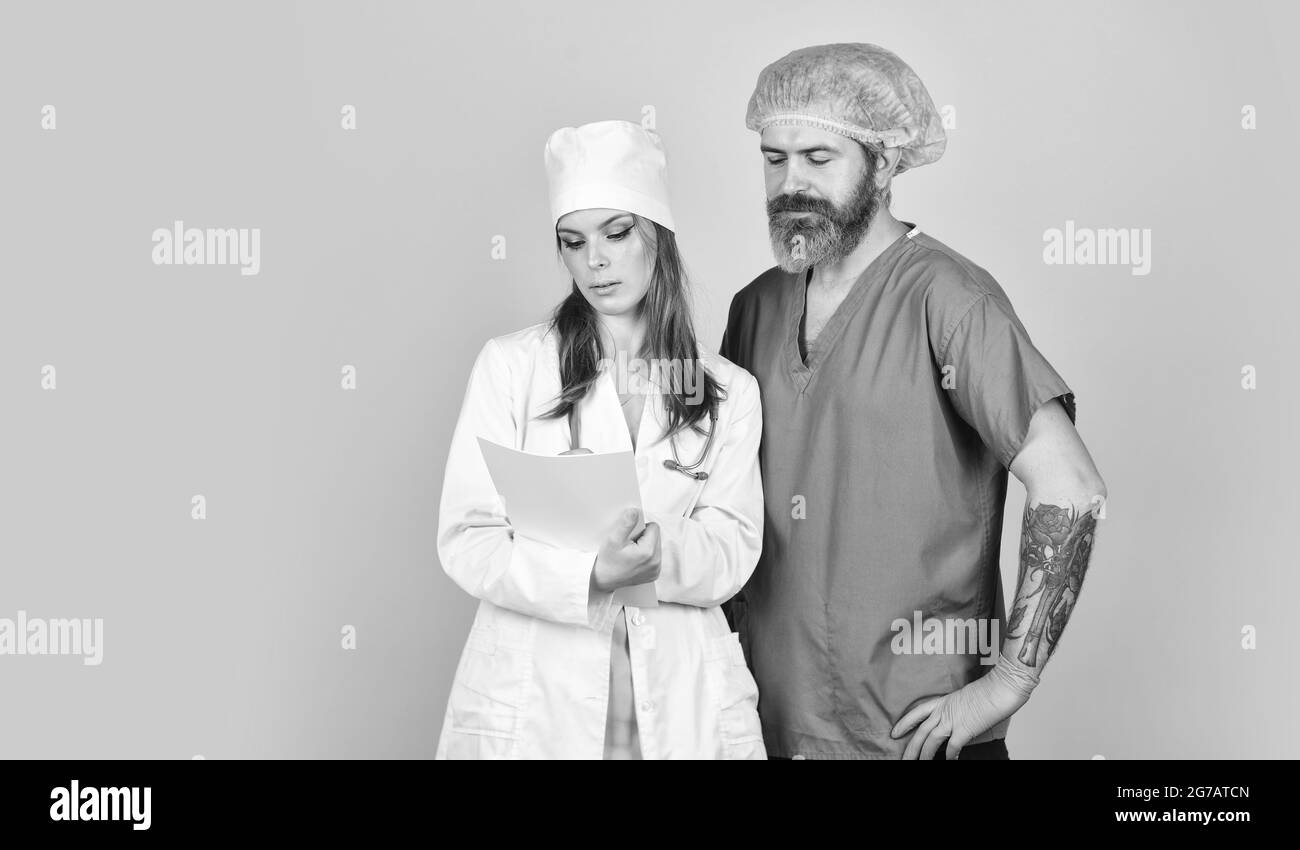le médecin et l'infirmière partagent l'hypothèse. ont besoin de conseils d'experts. étudiez le dossier médical du patient. faites un diagnostic. le médecin de service discute du diagnostic. consultation Banque D'Images