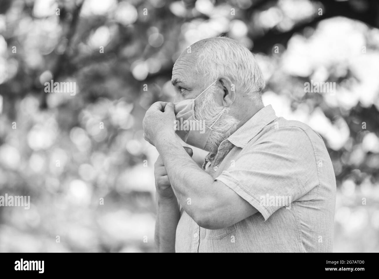 Pandémie de coronavirus. Homme âgé portant un masque. Mesures de sécurité. Soutenir les personnes âgées pendant le verrouillage du coronavirus et la prise de distance sociale. Pandémie Banque D'Images