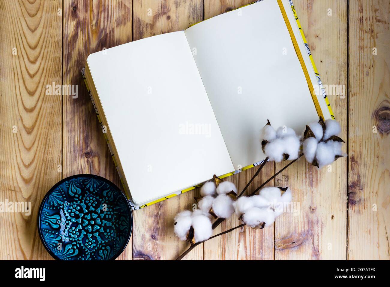 Ouvrez l'ordinateur portable sur une maquette en bois. Carnet de croquis vide, rédaction d'idées, planification, bureau à domicile, freelance, œuvres d'art. Photo de haute qualité Banque D'Images