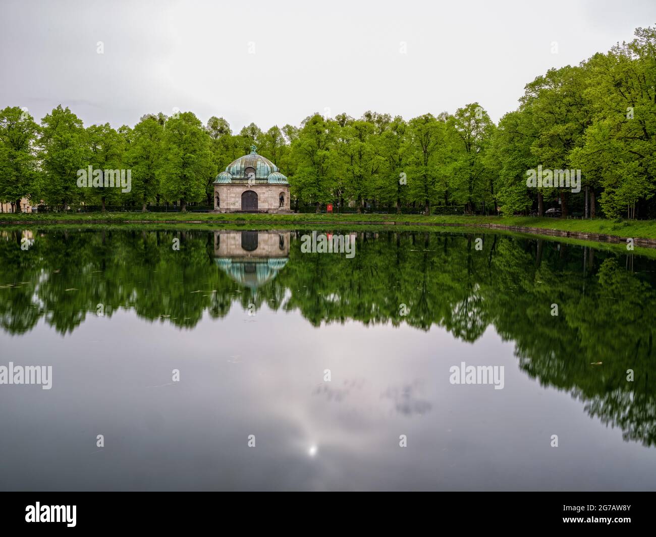 Capitale de l'État, ville universitaire, siège royal, Wittelsbacher, bâtiment royal, Lieu d'intérêt, lieu historique d'intérêt, monument, monument protégé, protection de monument, Palais de Nymphenburg, Canal de Nymphenburg, canal du Palais de Nymphenburg, canal du jardin du Palais, Administration du Palais de Bavière, Palais Banque D'Images