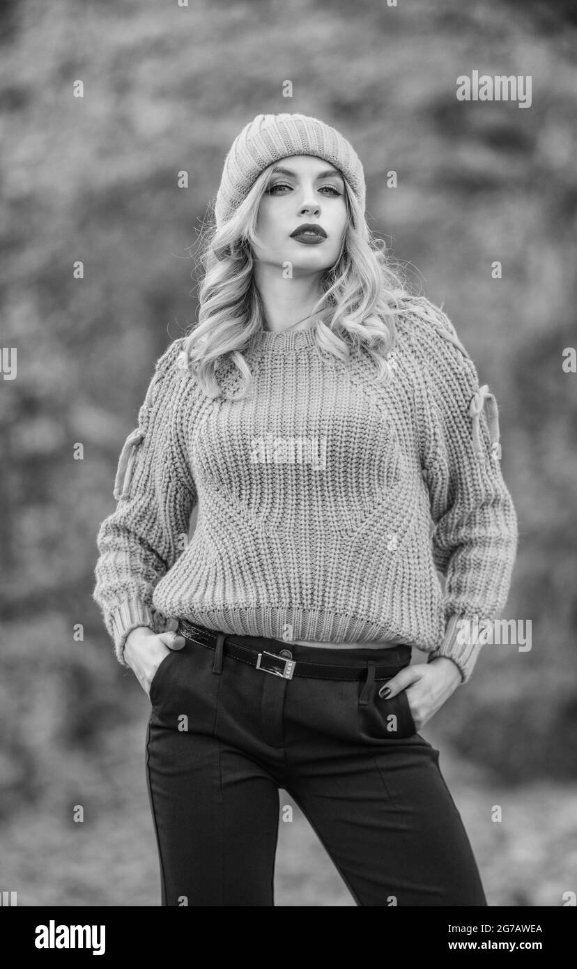 Le style est une question d'équilibre. Femme porter un pull chaud nature  arrière-plan défoqué. Marchez dans le parc d'automne. Fantaisie fille  vêtements pull tricoté. Femme magnifique Photo Stock - Alamy