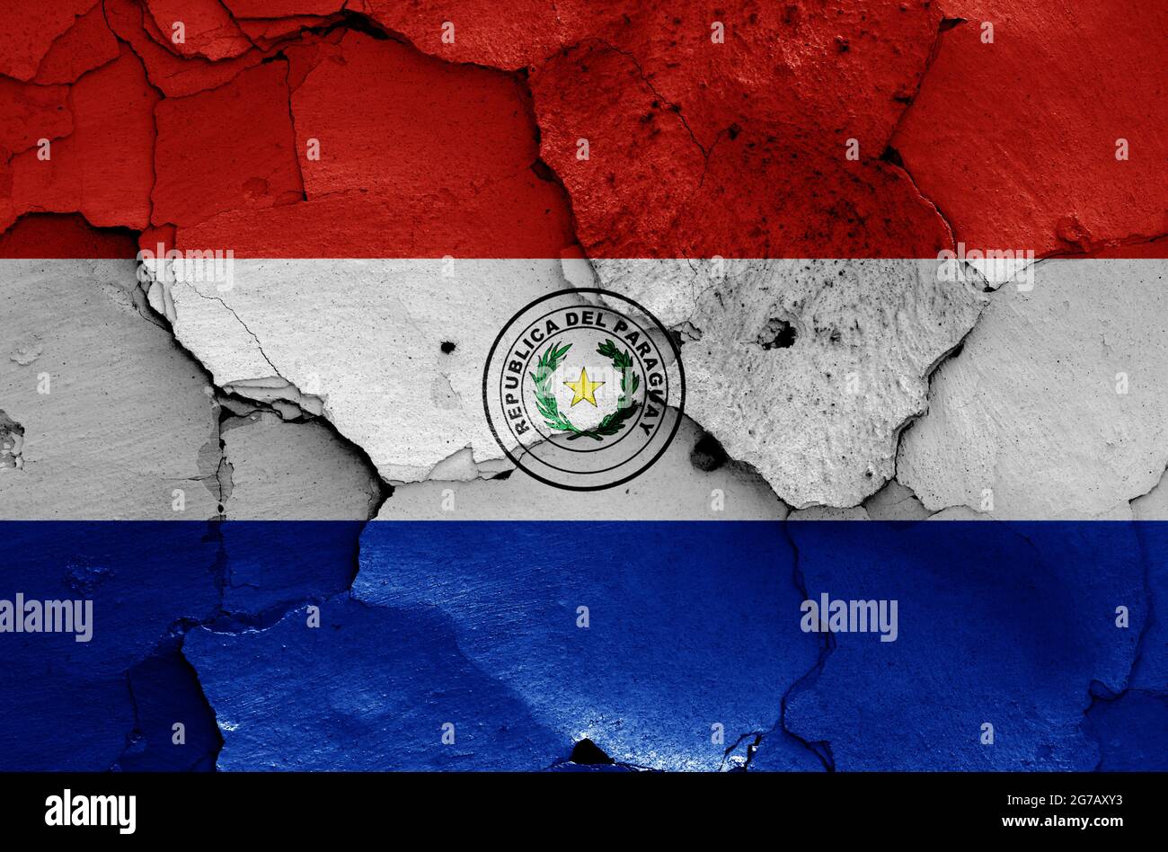 Drapeau du Paraguay peint sur un mur fissuré Banque D'Images