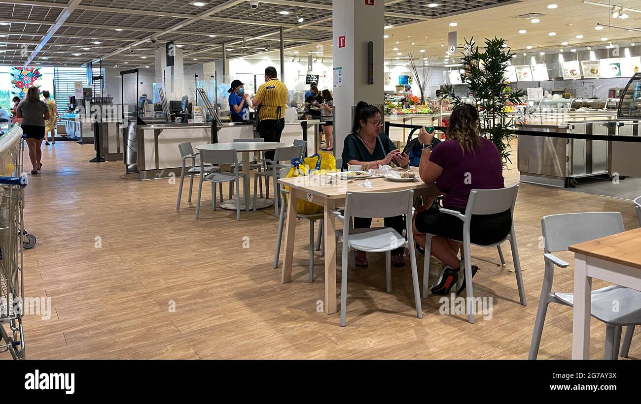 Orlando, FL USA - 31 mai 2021 : le restaurant du magasin de détail IKEA Home Furnishings. IKEA vend des meubles et une maison bon marché prêts à assembler Banque D'Images