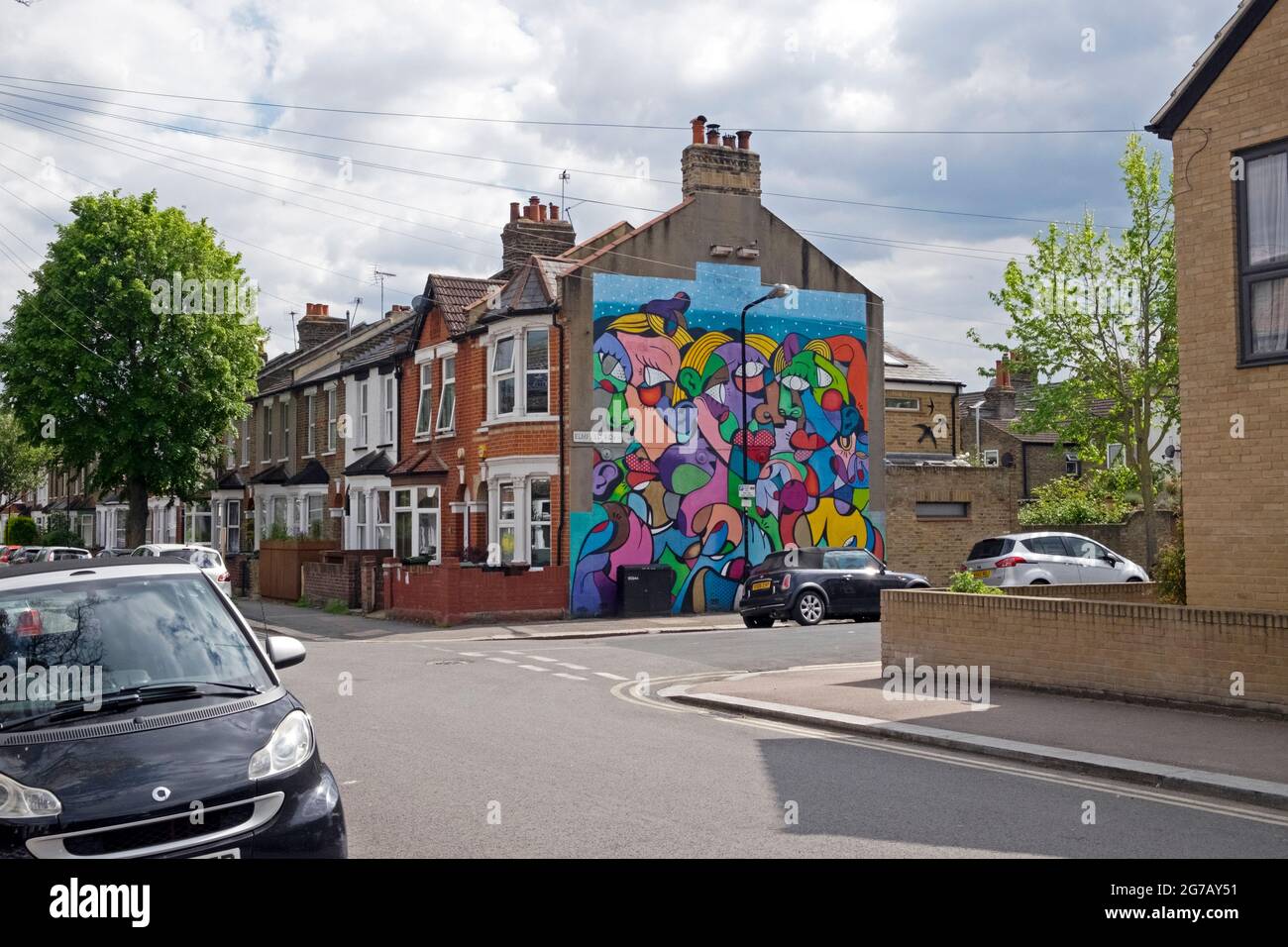 Fresque abstraite colorée sur l'extrémité pignon d'une rangée de logements en terrasse à Walthamstow East London E17 UK KATHY DEWITT Banque D'Images