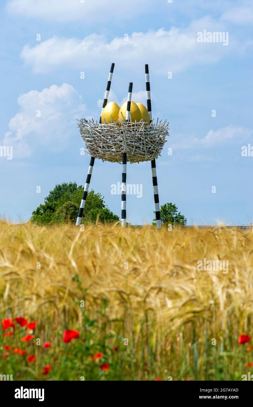 Allemagne, Bade-Wurtemberg, Ehningen - nid d'oiseau 5 x 5, Künsteler, Matthias Schweikle, la Sculptoura est une galerie en plein air sur le sentier du musée du vélo entre Weil der Stadt et Waldenbuch. La piste cyclable du musée mène de Weil der Stadt à Nürtingen. Banque D'Images