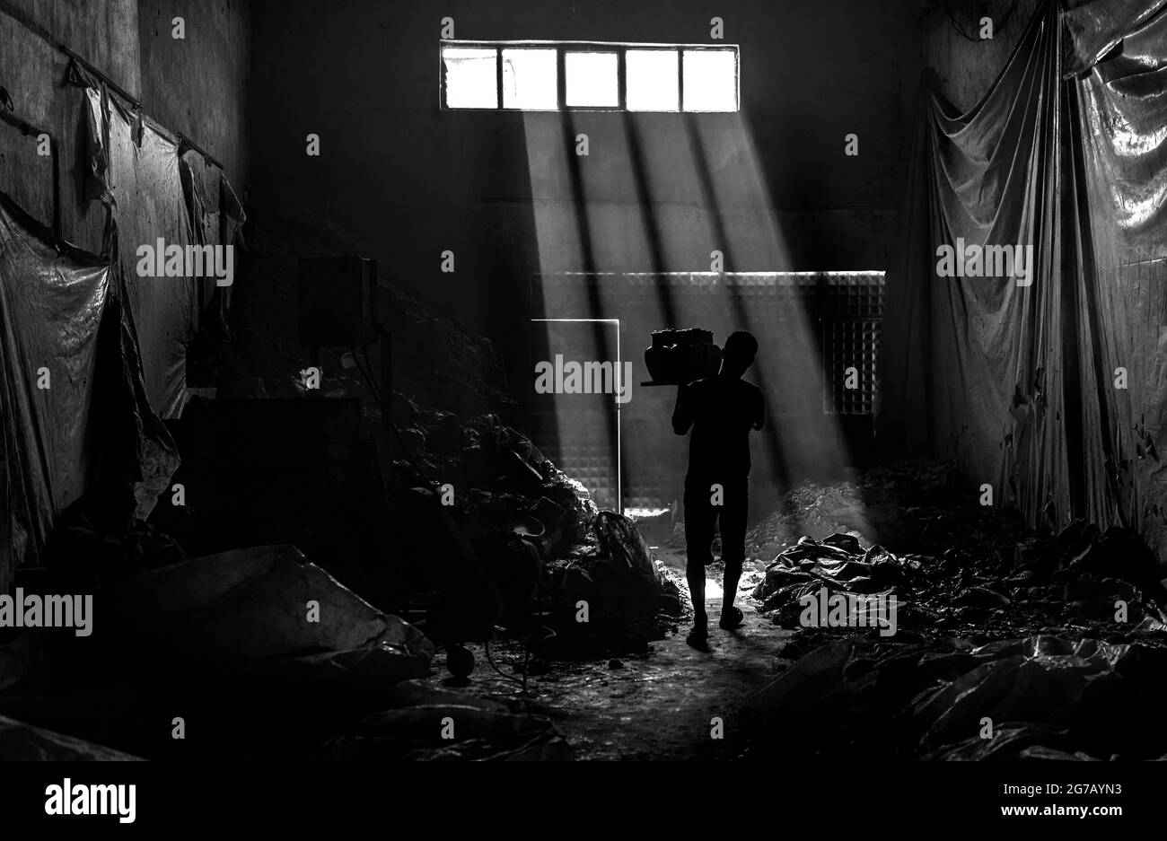 Personnes travaillant sous les faisceaux de lumière de l'atelier de poterie Menemen Banque D'Images