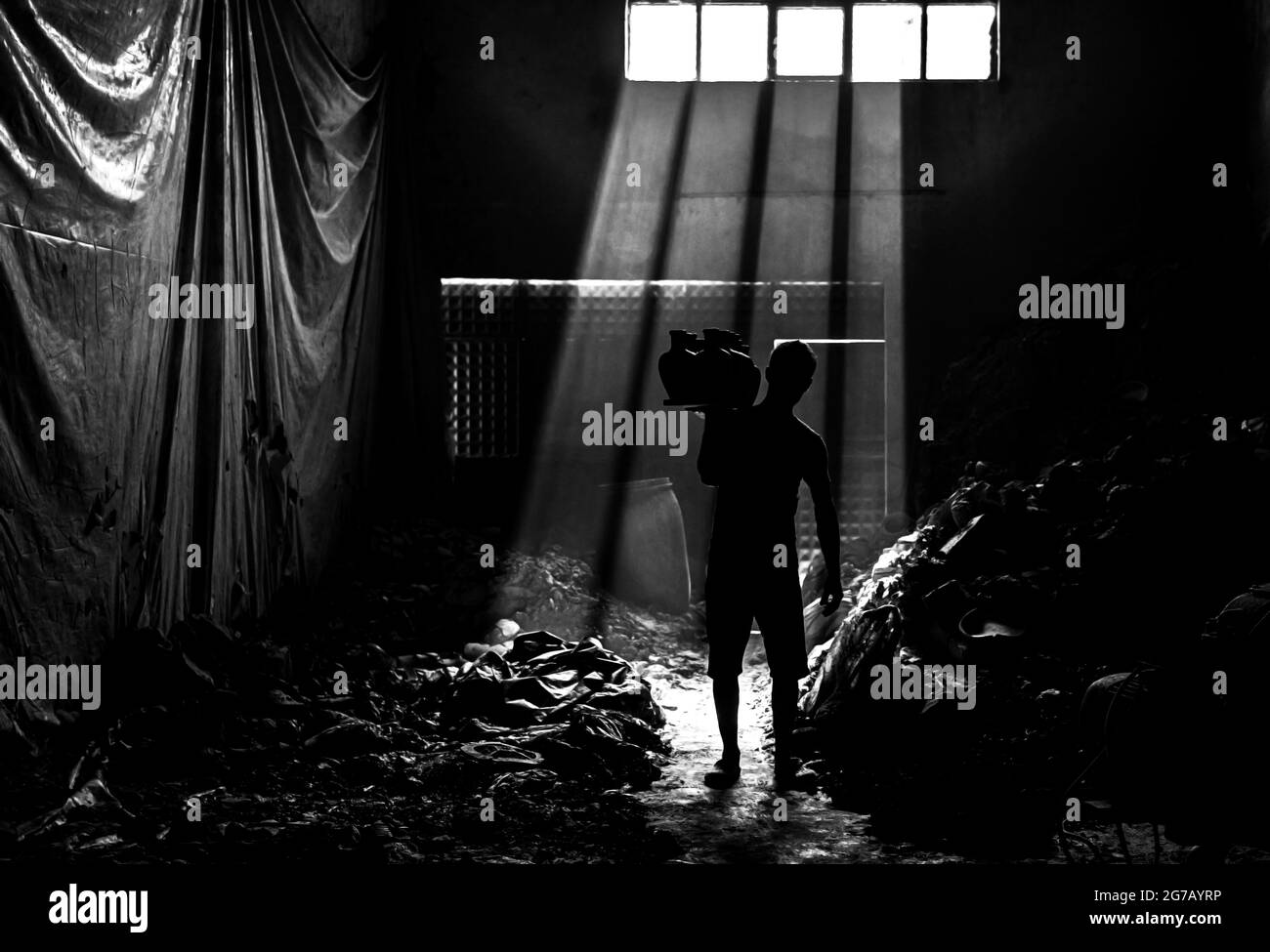 Personnes travaillant sous les faisceaux de lumière de l'atelier de poterie Menemen Banque D'Images