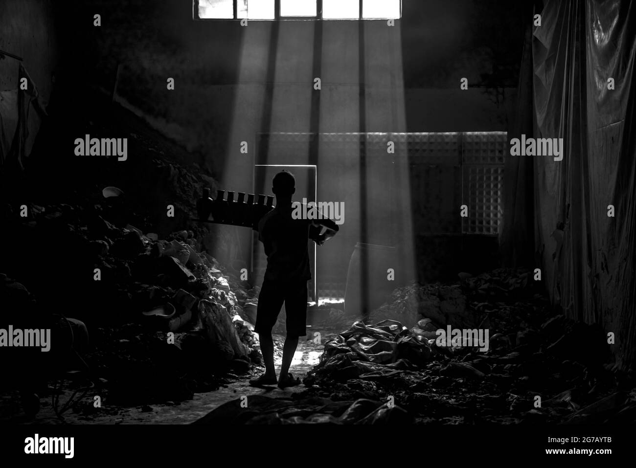 Personnes travaillant sous les faisceaux de lumière de l'atelier de poterie Menemen Banque D'Images