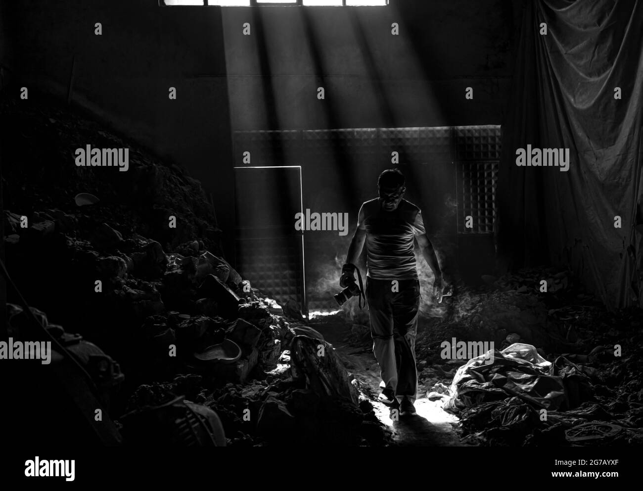 Personnes travaillant sous les faisceaux de lumière de l'atelier de poterie Menemen Banque D'Images