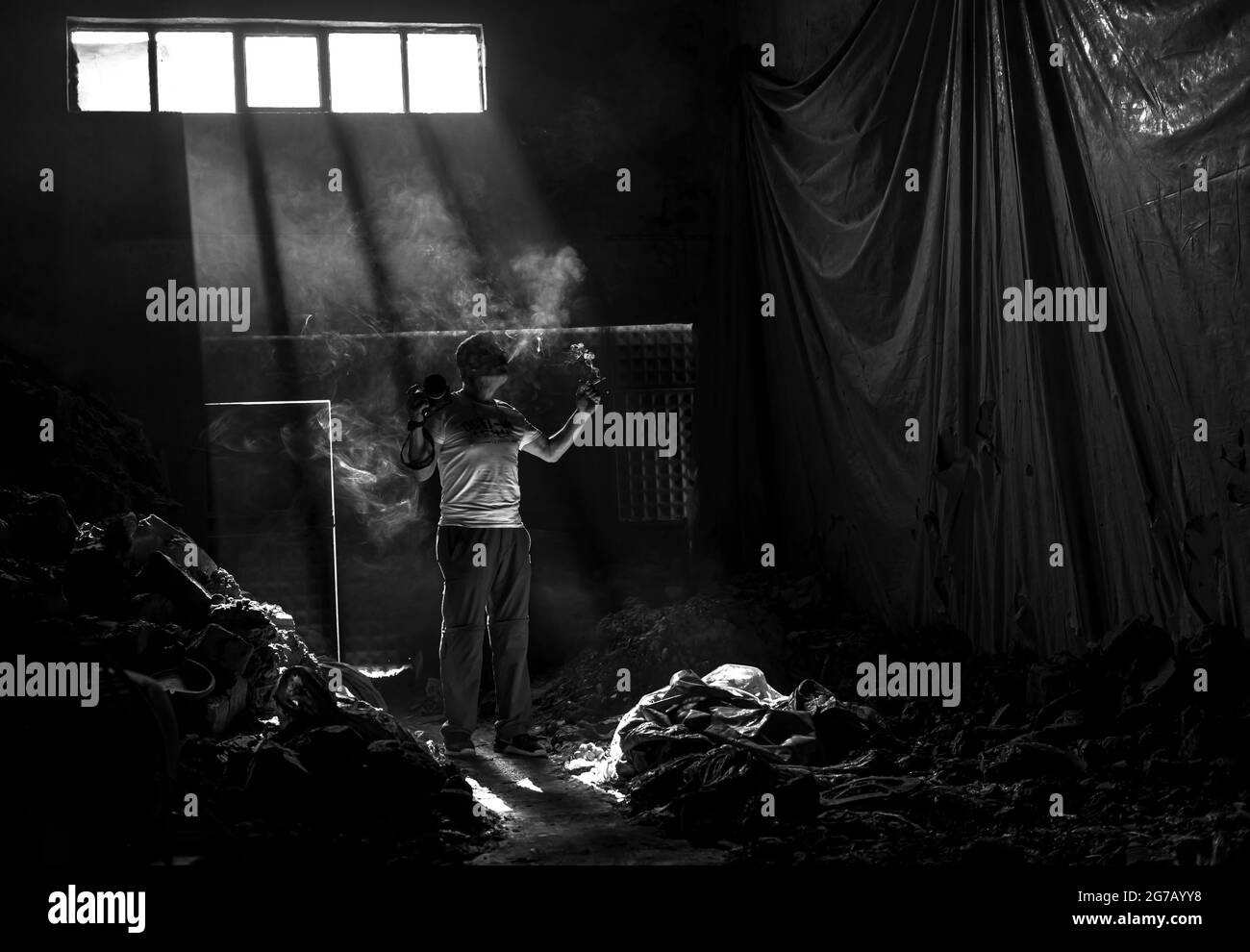 Personnes travaillant sous les faisceaux de lumière de l'atelier de poterie Menemen Banque D'Images