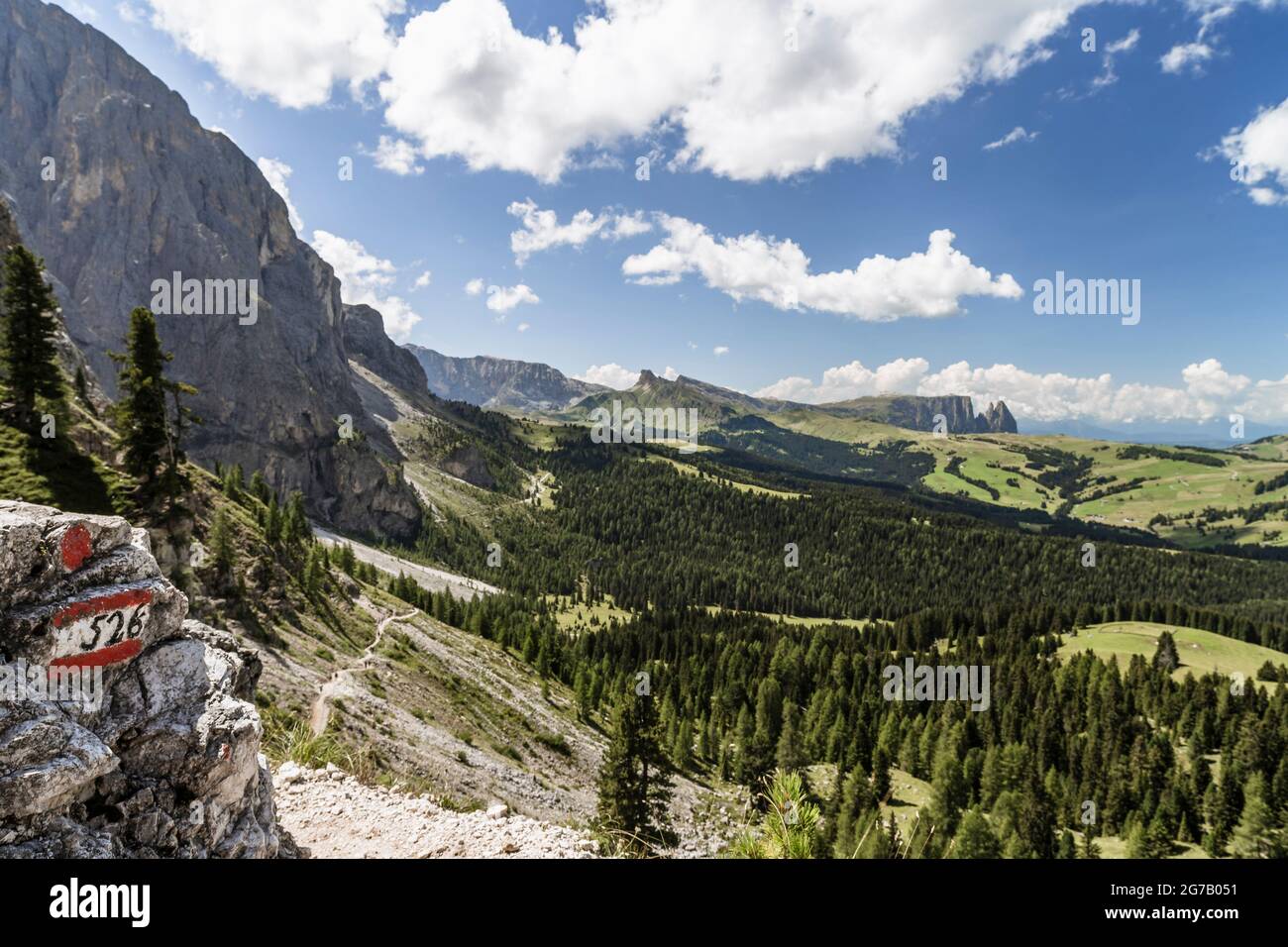 Chemin 526 autour de Sassolungo, Val Gardena, Italie Banque D'Images