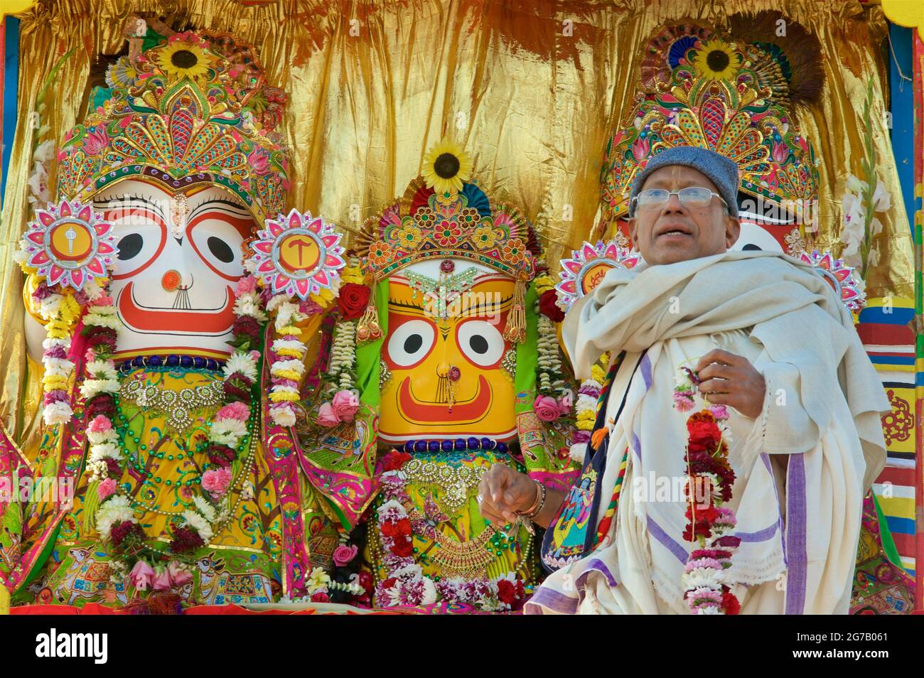 Hare Krishna prêtre sur un jugggernaut de procession, Brighton & Hove, Angleterre. Le festival annuel de Rathayatra pour Lord Krishna et ses fidèles proménades le long de l'esplanade Hove chaque année. Krishna, dans sa forme de Jagannatha, est tiré le long d'un grand jongleur en bois. Banque D'Images