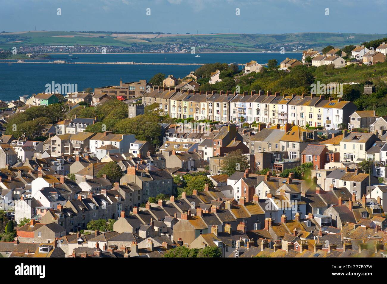 Maisons résidentielles, Fortuneswell, Underhill, Isle of Portland. Port de Weymouth Beyond, Dorset, Angleterre, Royaume-Uni Banque D'Images