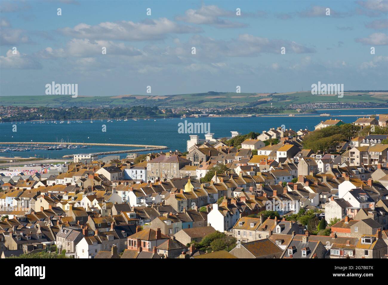 Maisons résidentielles, Fortuneswell, Underhill, Isle of Portland. Port de Weymouth Beyond, Dorset, Angleterre, Royaume-Uni Banque D'Images