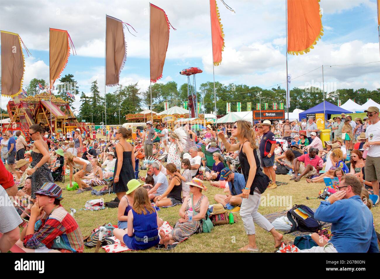 Festivalgoers profitant du soleil d'été lors d'un festival en Angleterre. Festival Womad, parc Chharlton, Malmesbury Wiltshire Banque D'Images