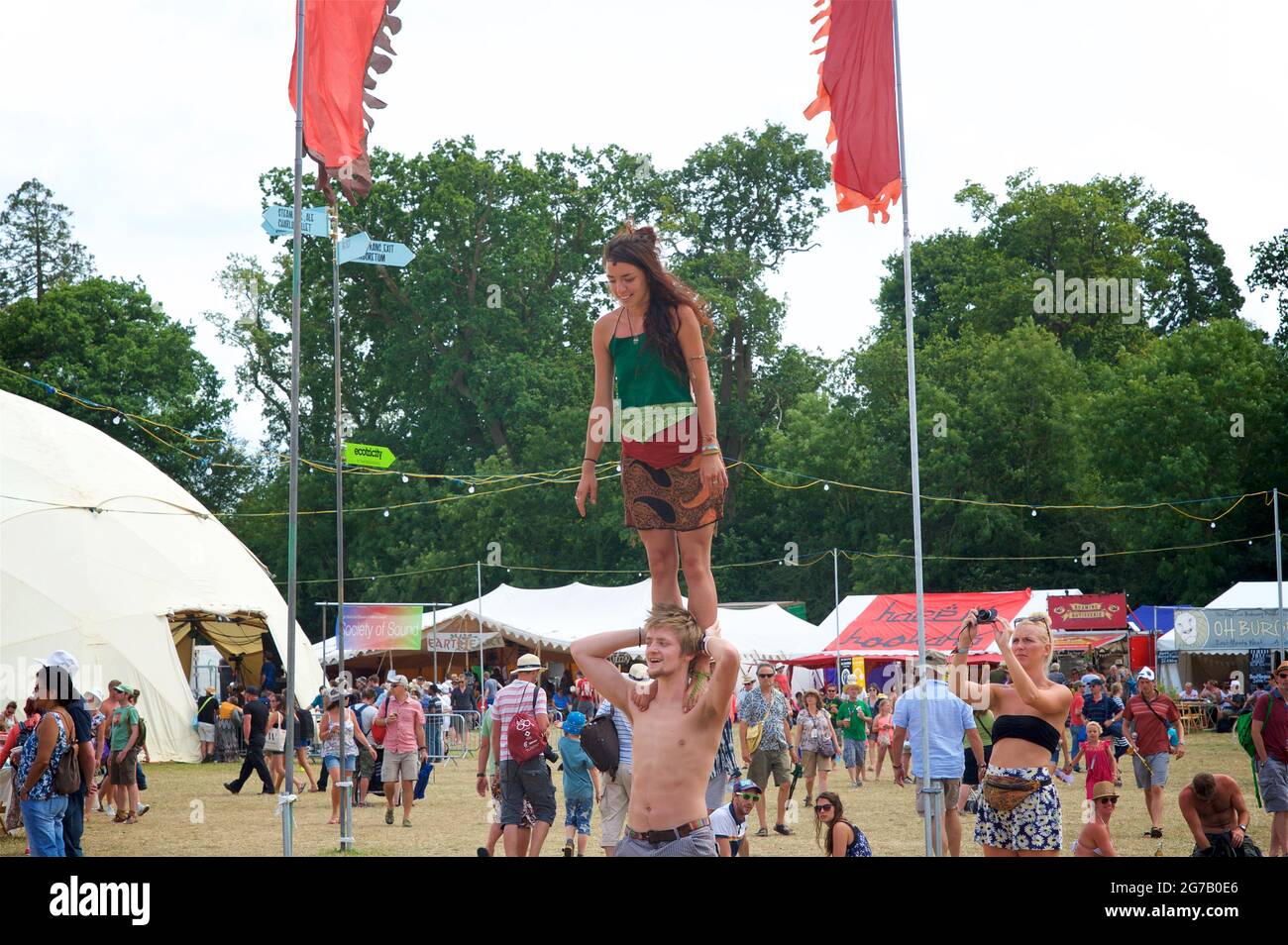 Couple réalisant des acrobaties au festival Womad, en Angleterre. Été Banque D'Images