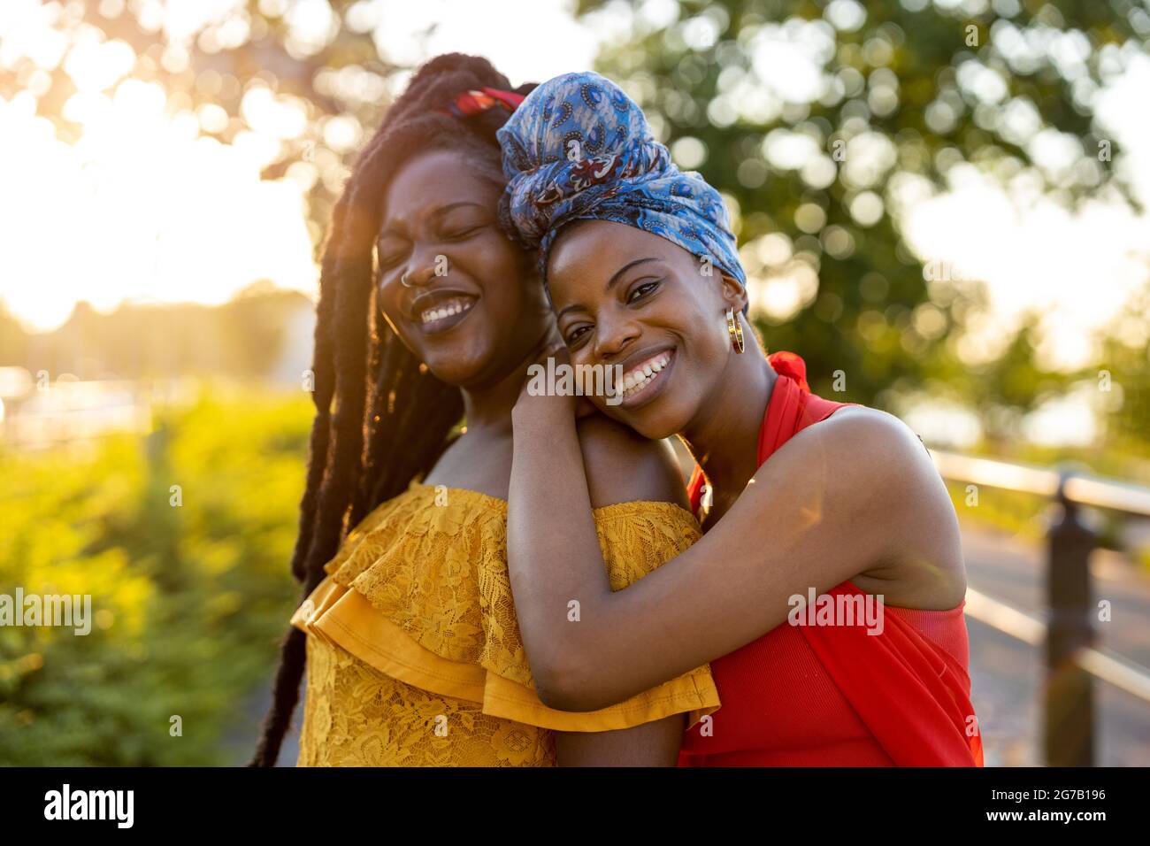 De jeunes femmes heureuses qui profitent de l'extérieur au coucher du soleil Banque D'Images