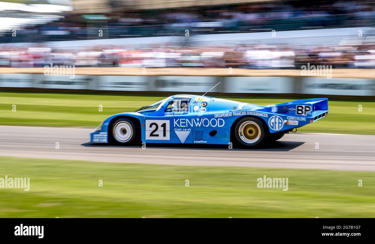 1983 Porsche 956 est entrée et conduite par Rainer Becker, au Goodwood Festival of Speed 2021 à Goodwood House, West Sussex, le 9 juillet 2021. Photo de Phil Hutchinson. Utilisation éditoriale uniquement, licence requise pour une utilisation commerciale. Aucune utilisation dans les Paris, les jeux ou les publications d'un seul club/ligue/joueur. Crédit : UK Sports pics Ltd/Alay Live News Banque D'Images