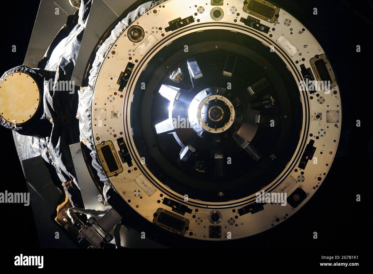 Station spatiale internationale (ISS.) Cette vue en gros plan montre le mécanisme d'amarrage de l'embarcation de réapprovisionnement ISS Progress M-21M (53P) lorsqu'elle se détache du port AFT du module de service Zvezda de la Station spatiale internationale le 9 juin 2014. Une version optimisée et améliorée unique d'une image / crédit de la NASA : NASA Banque D'Images