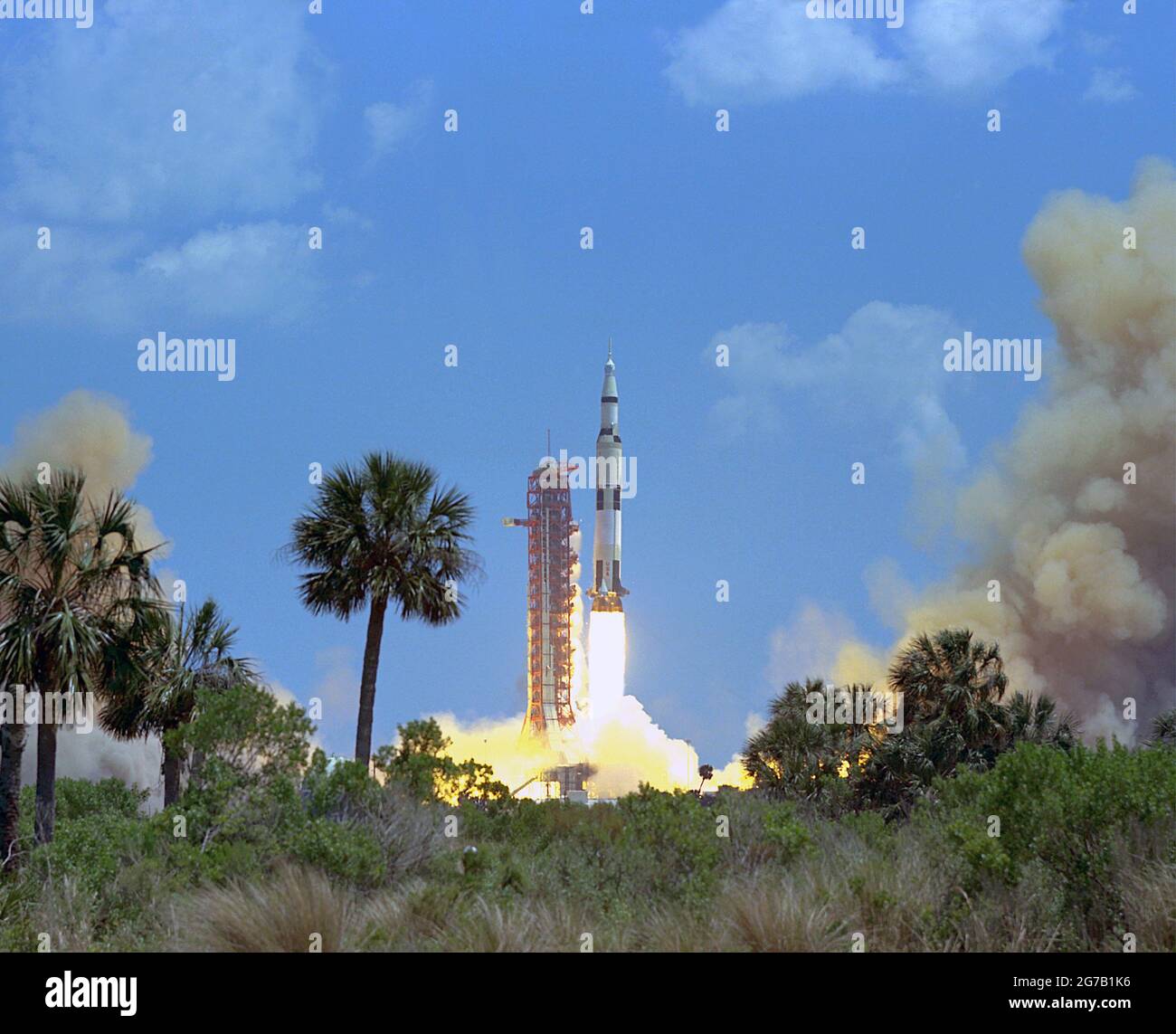 Lancement d'Apollo 16. Le véhicule spatial Apollo 16 Saturn V transportant les astronautes John W. Young, Thomas K. Mattingly II et Charles M. Duke, Jr., sur la Lune le 16 avril 1972, du complexe de lancement du Kennedy Space Center 39A, Floride, États-Unis. Une version optimisée et améliorée d'une NASA image / crédit NASA Banque D'Images