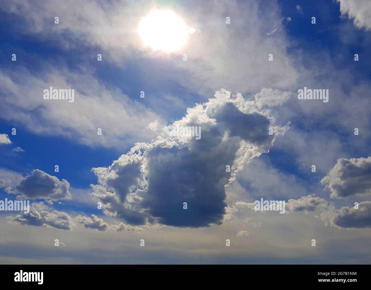 Ciel bleu avec des nuages Banque D'Images