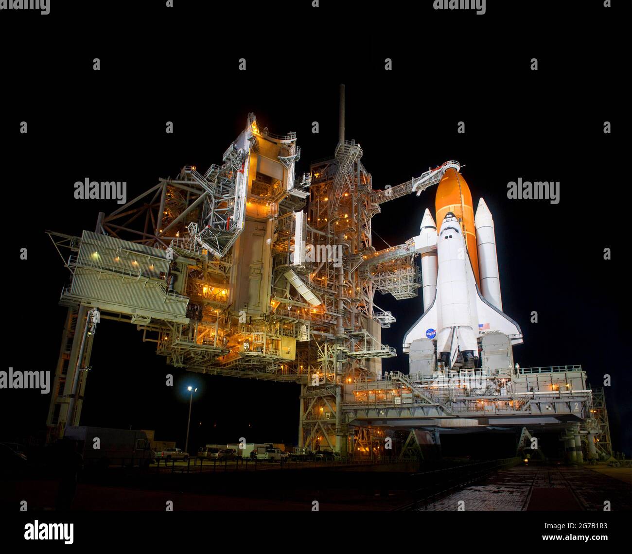 La navette spatiale Endeavour photographiée la nuit sur le plateau de lancement 39a, Kennedy Space Center, Cape Canaveral, Floride, États-Unis. 28 avril 2011. Endeavour et l'équipage du STS-134 ont livré du matériel et des pièces de rechange à la Station spatiale internationale le 29 avril 2011. Une version unique, optimisée et numériquement améliorée d'une image de la NASA par le photographe principal de la NASA Bill Ingalis / Credit NASA Banque D'Images