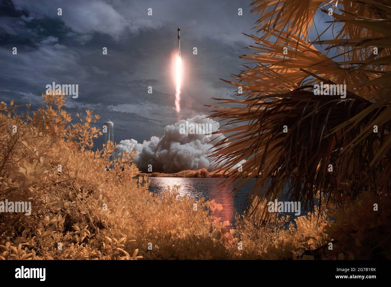 Une fusée SpaceX Falcon 9 transportant le vaisseau spatial Crew Dragon est visible dans cette exposition infrarouge fausse couleur lorsqu'elle est lancée sur la mission SpaceX Demo-2 de la NASA à la Station spatiale internationale. 30 mai 2020, au Kennedy Space Center de la NASA, Floride Une version unique, optimisée et numériquement améliorée d'une image de la NASA par le photographe principal de la NASA Bill Ingalis / Credit NASA Banque D'Images
