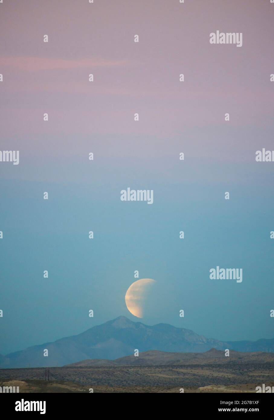 Une éclipse de « lune de sang bleu de Super » photographiée à la réserve nationale du désert des Pinnacles de Trona, en Californie, aux États-Unis. 31 janvier 2017 Une superlune se produit lorsque la Lune est plus proche de la Terre dans son orbite que d'habitude. Comme deuxième pleine lune du mois, cette lune est également connue sous le nom de lune bleue, une version optimisée et numériquement améliorée d'une image de la NASA par le photographe de la NASA Lauren Hughes/ Credit NASA Banque D'Images