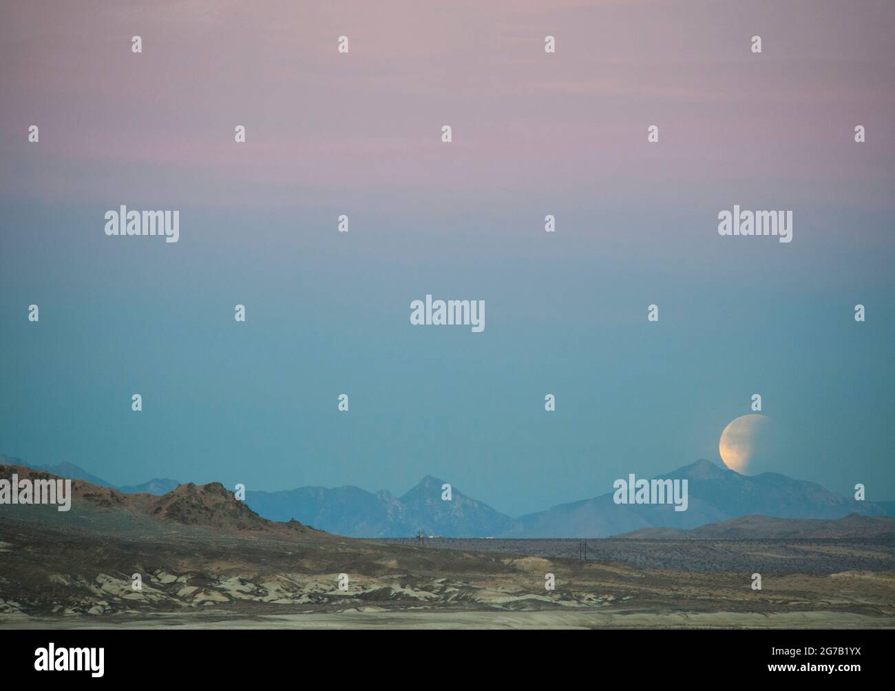 Une éclipse de « lune de sang bleu de Super » photographiée à la réserve nationale du désert des Pinnacles de Trona, en Californie, aux États-Unis. 31 janvier 2017 Une superlune se produit lorsque la Lune est plus proche de la Terre dans son orbite que d'habitude. Comme deuxième pleine lune du mois, cette lune est également connue sous le nom de lune bleue, une version optimisée et numériquement améliorée d'une image de la NASA par le photographe de la NASA Lauren Hughes/ Credit NASA Banque D'Images
