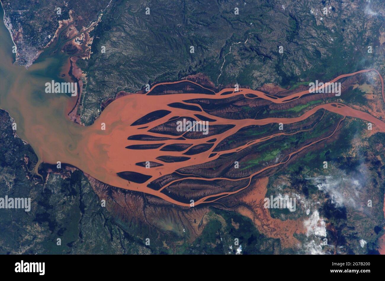 Embouchure de la rivière Betsiboka, Madagascar prise de la Station spatiale internationale, 8 mars 2005 une version optimisée et numériquement améliorée d'une NASA image / crédit NASA Banque D'Images