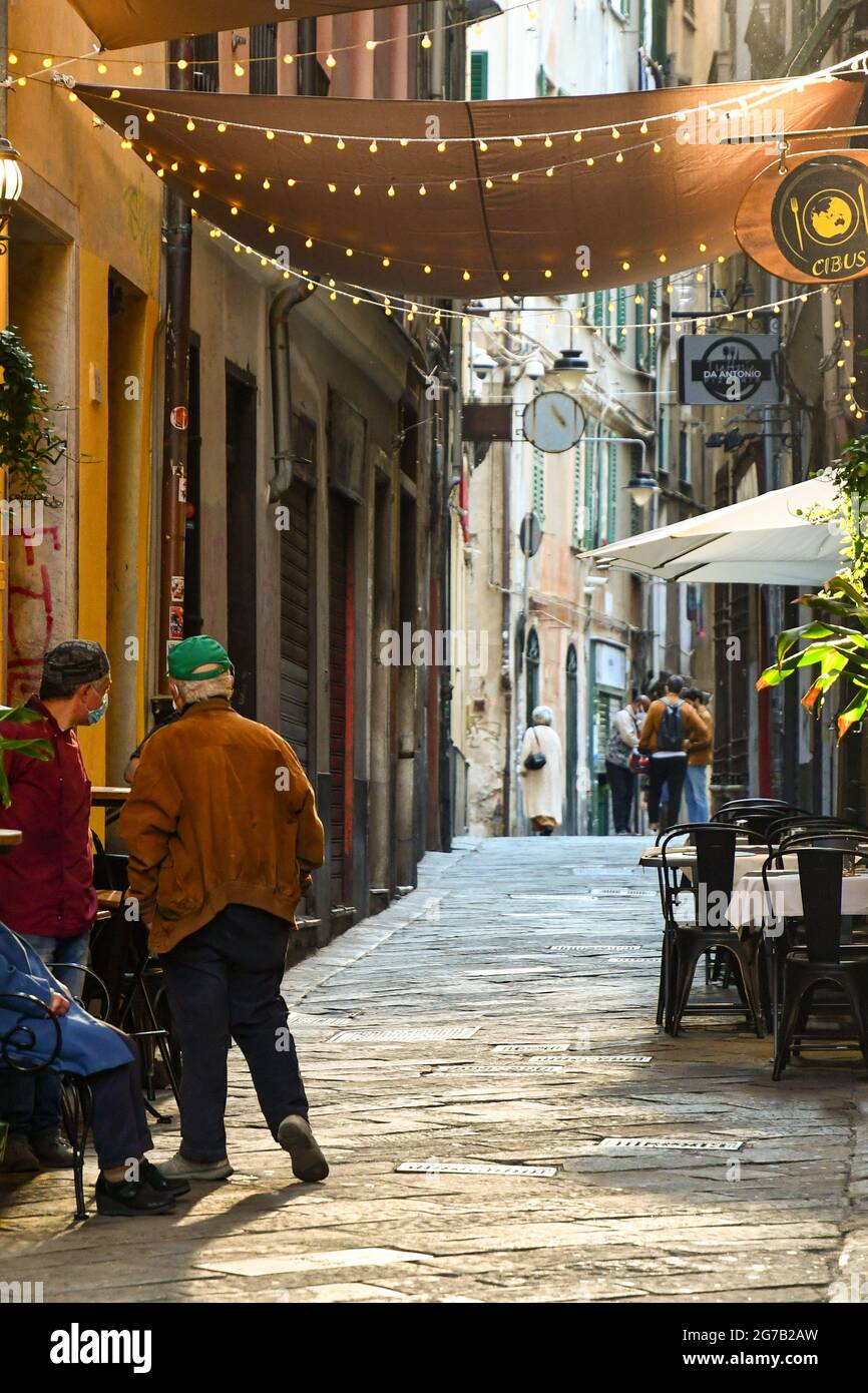 Aperçu de la via di San Bernardo, une ruelle étroite (carrugio) dans le centre médiéval avec les gens, Gênes, Ligurie, Italie Banque D'Images