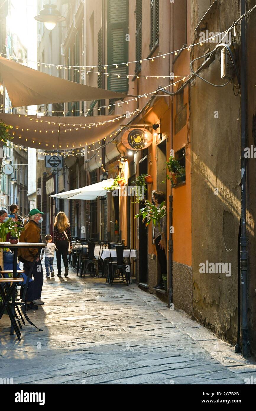 Aperçu de la via di San Bernardo, une ruelle étroite (carrugio) dans le centre médiéval avec les gens, Gênes, Ligurie, Italie Banque D'Images