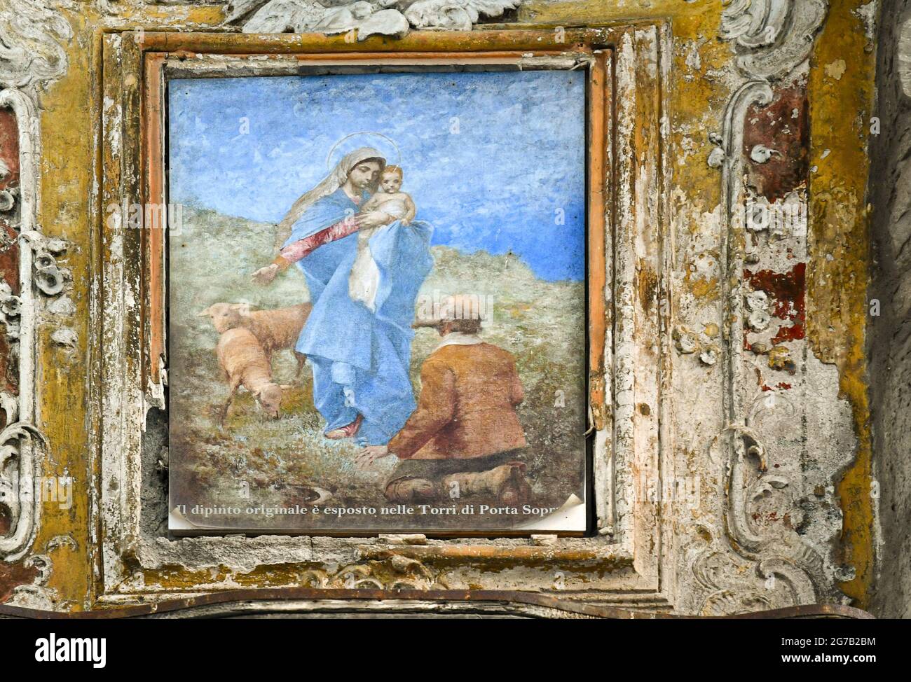 Sanctuaire votif de notre-Dame de la Garde sur la porte médiévale de la ville de Porta Soprana ou Porta di Sant'Andrea, Gênes, Ligurie, Italie Banque D'Images