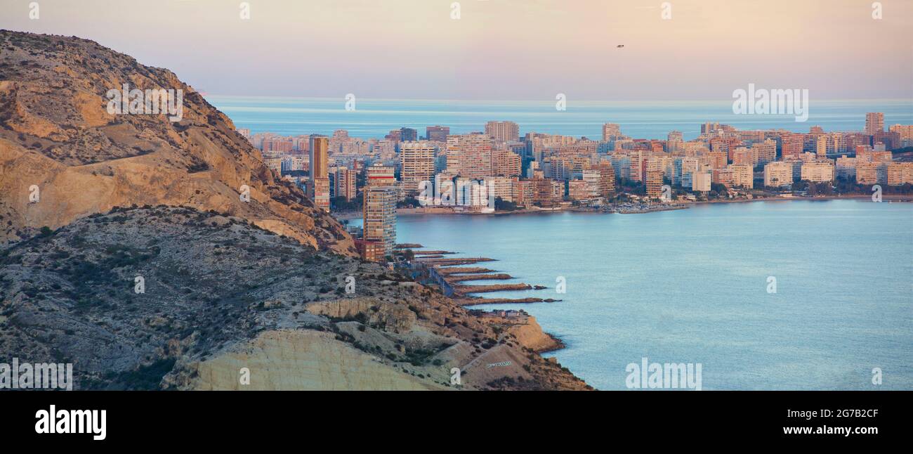 Côte de Cabo de las Huertas vue du château de Santa Barbara, Alicante, Espagne Banque D'Images