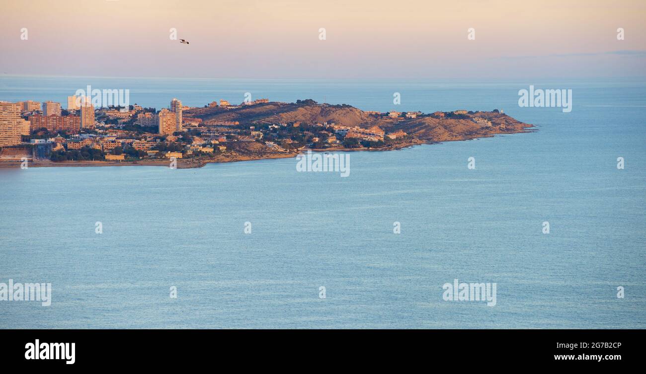 Côte de Cabo de las Huertas vue du château de Santa Barbara, Alicante, Espagne Banque D'Images