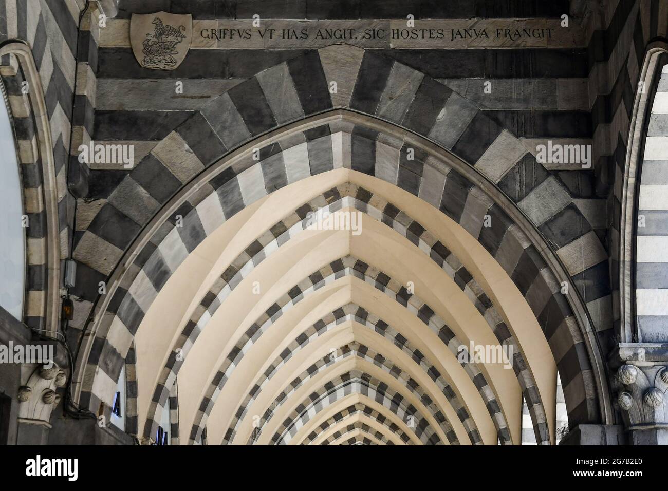Détail de l'arcade de style gothique dans la via XX Settembre, l'une des rues principales de Gênes, avec une devise latine sur la puissance de la ville, Ligurie, Italie Banque D'Images