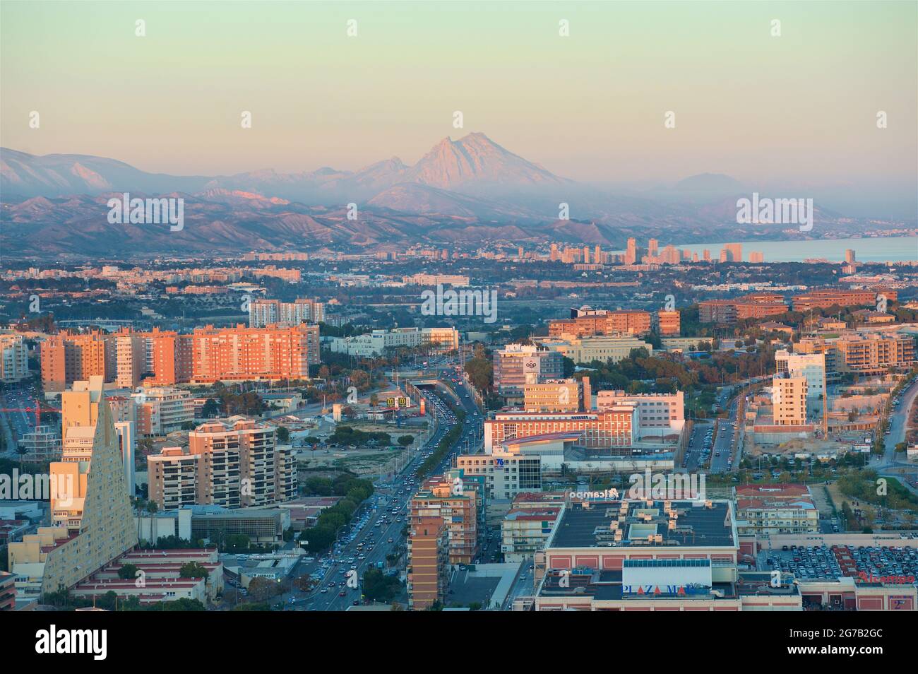 Vue sur le paysage urbain dans le centre d'Alicante et la banlieue depuis le château de Santa Barbara, Alicante, Espagne. Montagnes au loin. Sierra de Callosa Banque D'Images